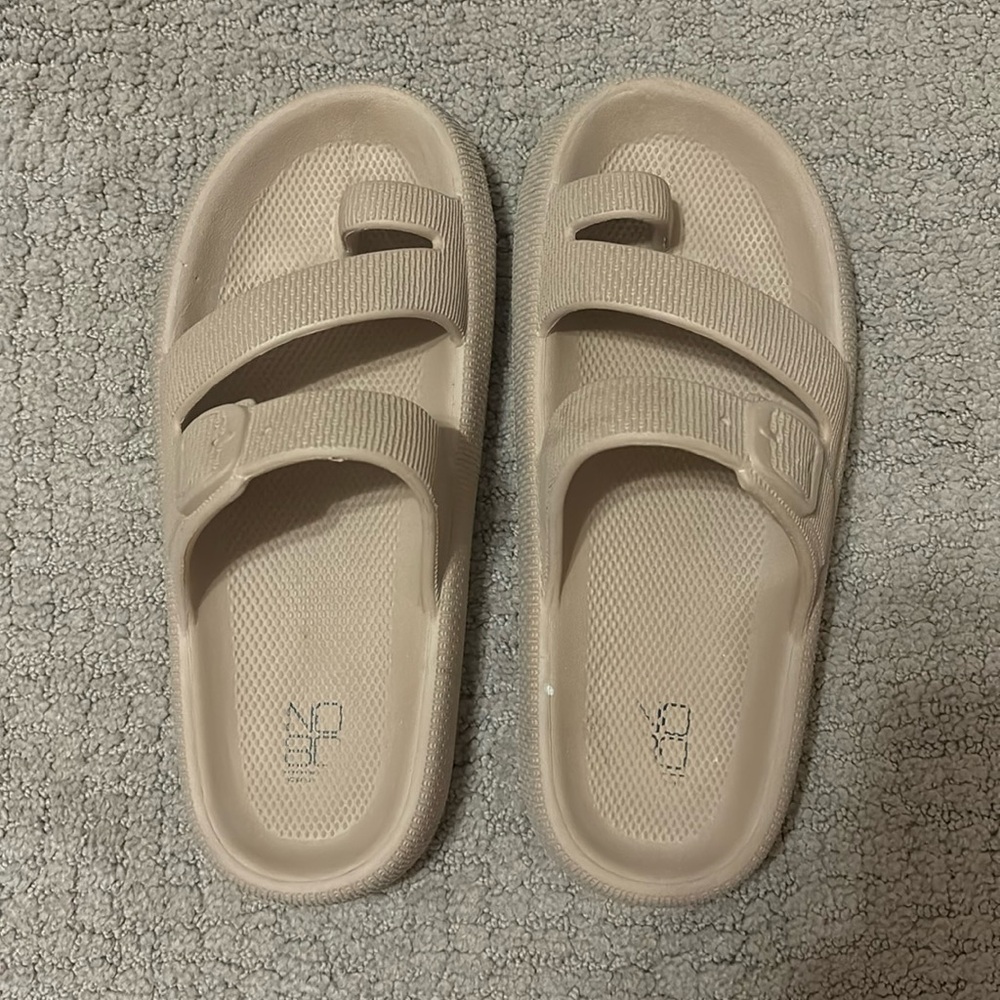 Comfy rubbery sandals!
